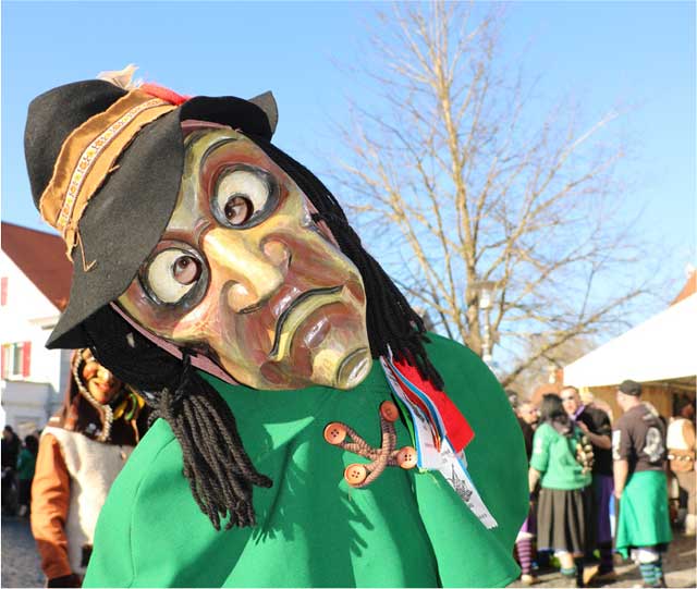 Fasnet-Maskenträger mit Räubermaske'